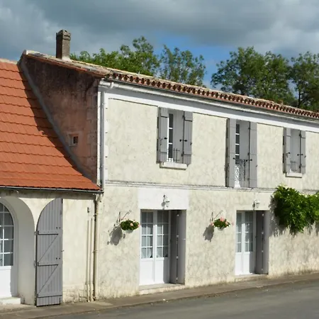 לינה וארוחת בוקר Au Coeur De Menesterol 3*