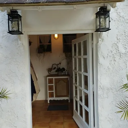 לינה וארוחת בוקר Au Coeur De Menesterol 3*